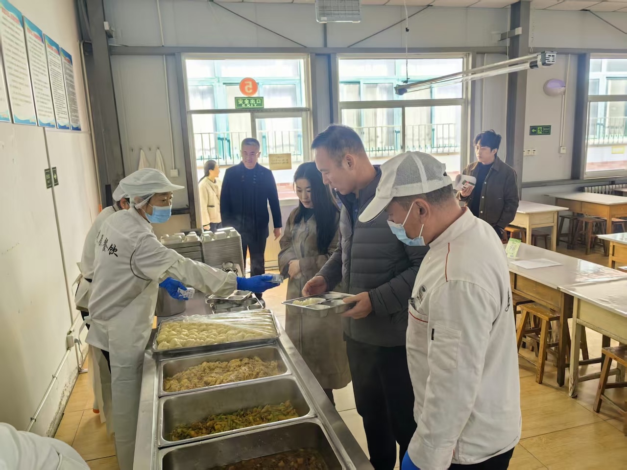 福山区东华小学开展食堂开放日活动