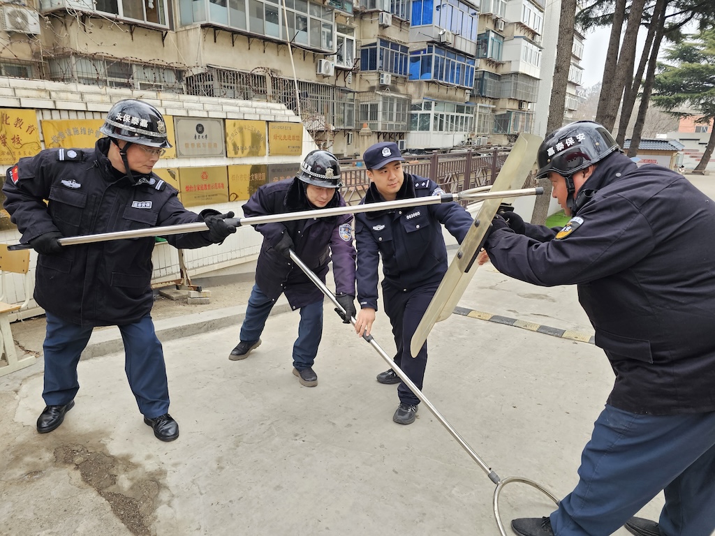 芝罘区新海阳小学开展反恐防暴宣教演练活动