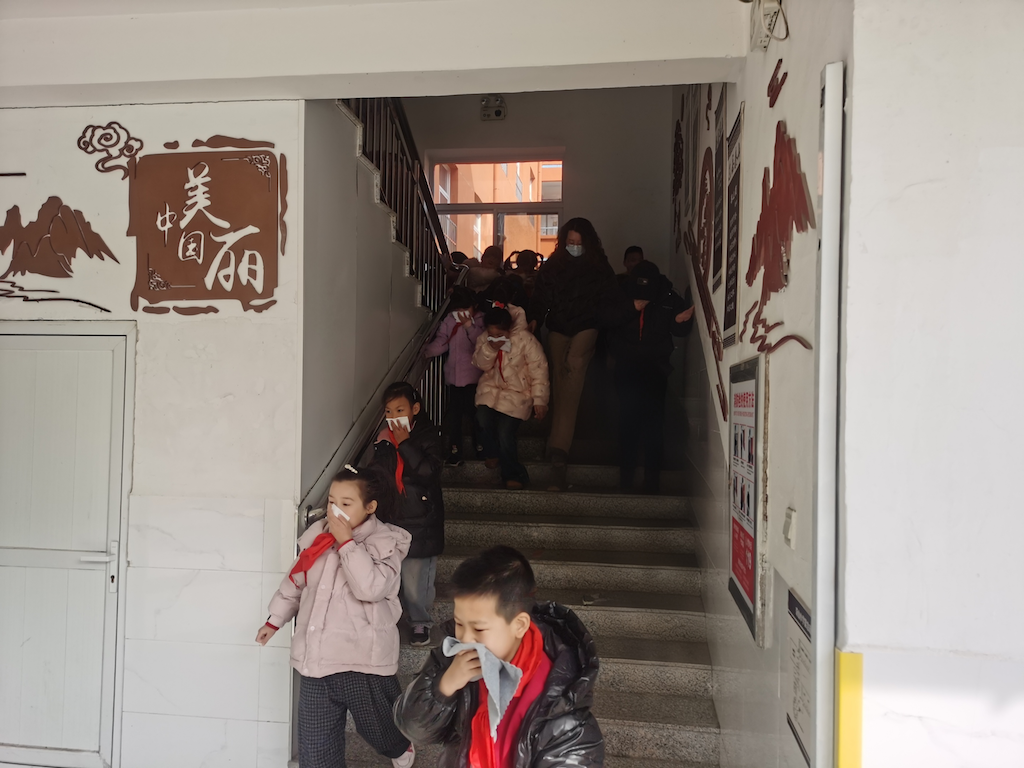 芝罘区奇山小学新学期消防安全演练圆满完成