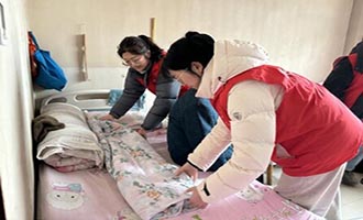 三月春风暖翠屏，一城“雷锋”在行动