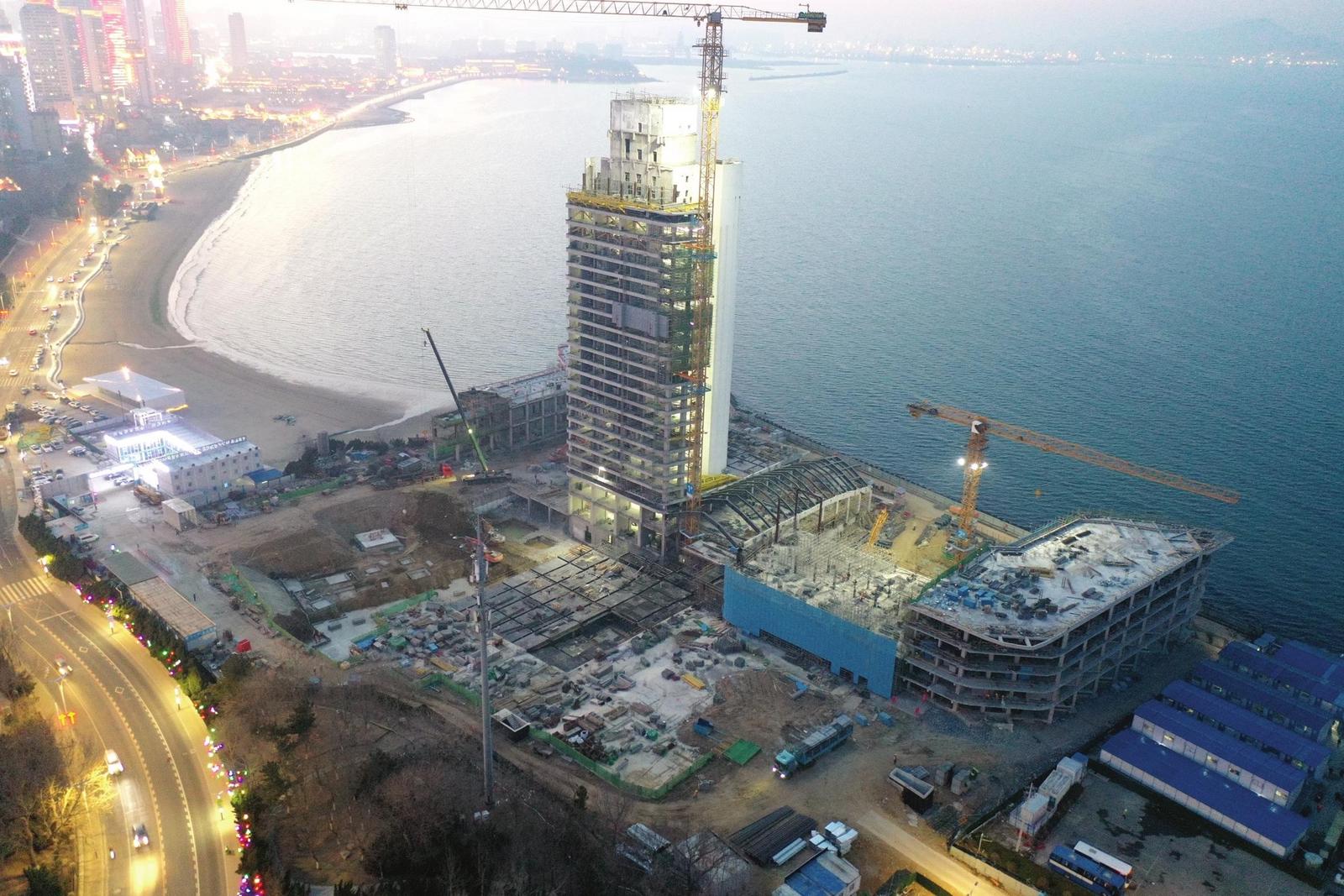 烟台洲际酒店裙楼主楼封顶 预计2027年3月全面竣工