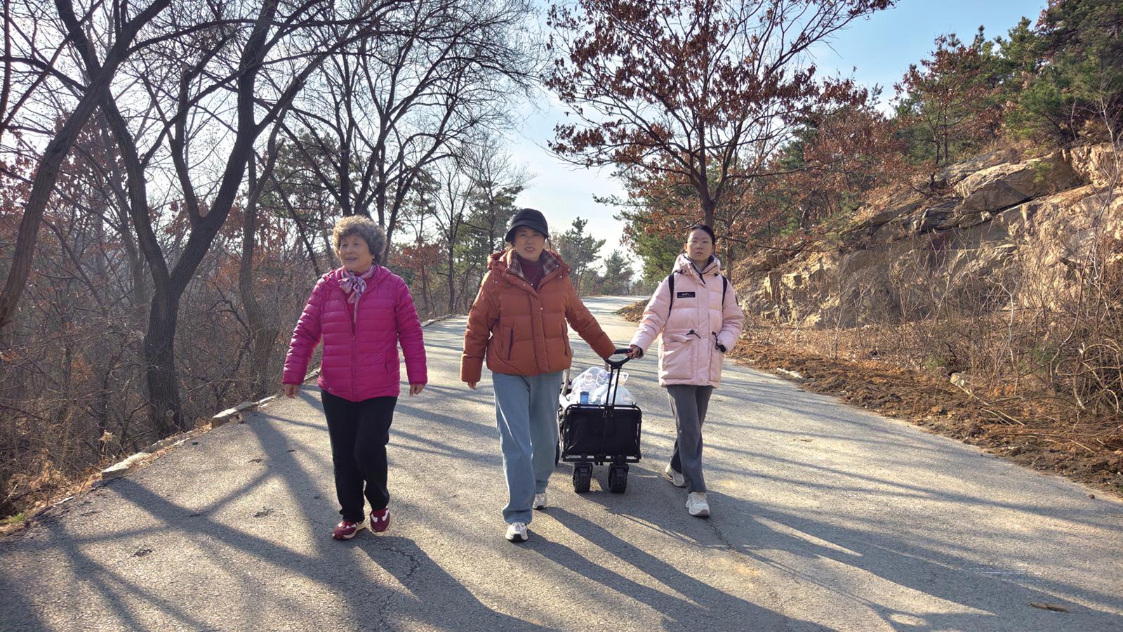 深山甘泉成周边居民“天然水吧”