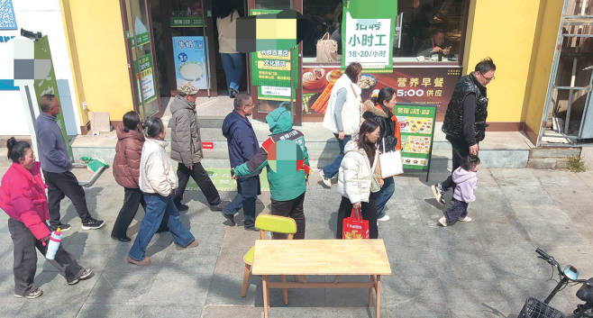 烟台一商家为揽客把桌子摆街上 市民：阻碍通行还影响市容