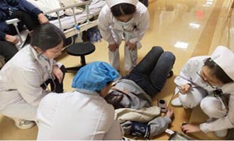 秒级响应  默契协作  烟台毓璜顶医院病房走廊上演生命救援