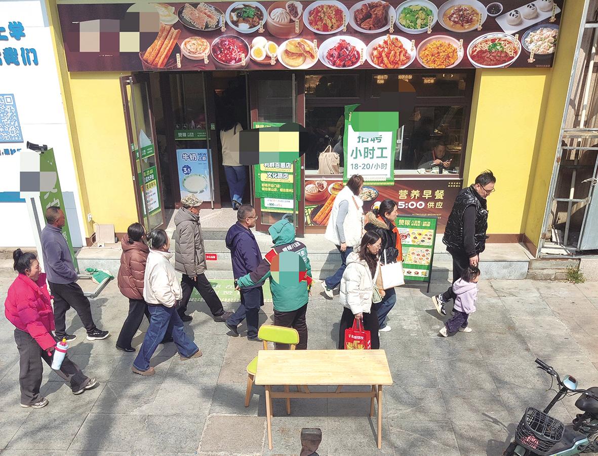 商家为揽客把桌子摆街上 市民：阻碍通行还影响市容