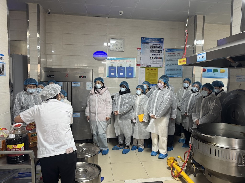 开发区第十小学举办食堂开放日活动