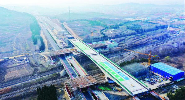 荣乌高速烟蓬改扩建项目上跨蓝烟铁路转体桥成功转体，刷新全省纪录
