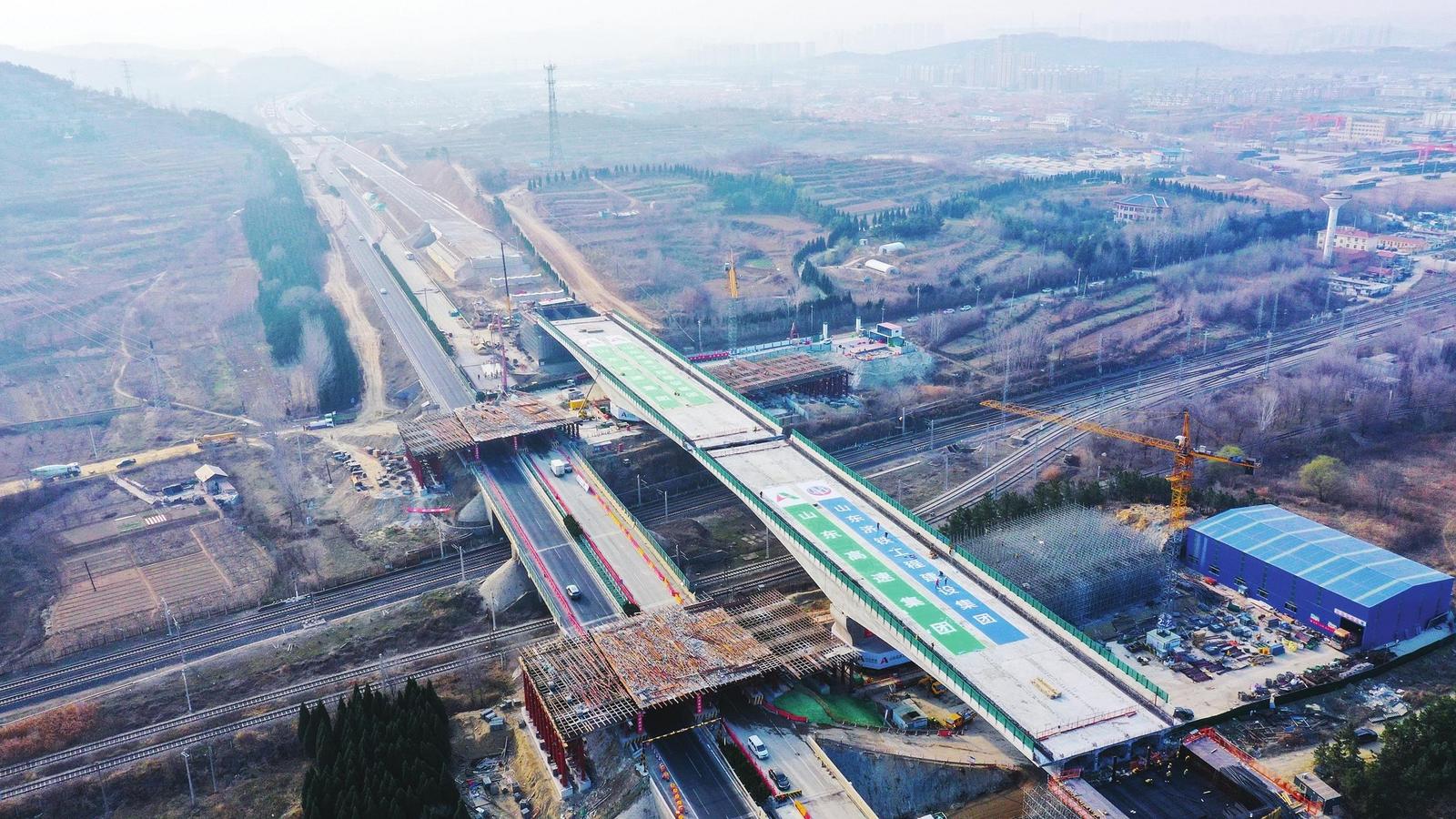 钢铁巨无霸跳起“空中芭蕾”