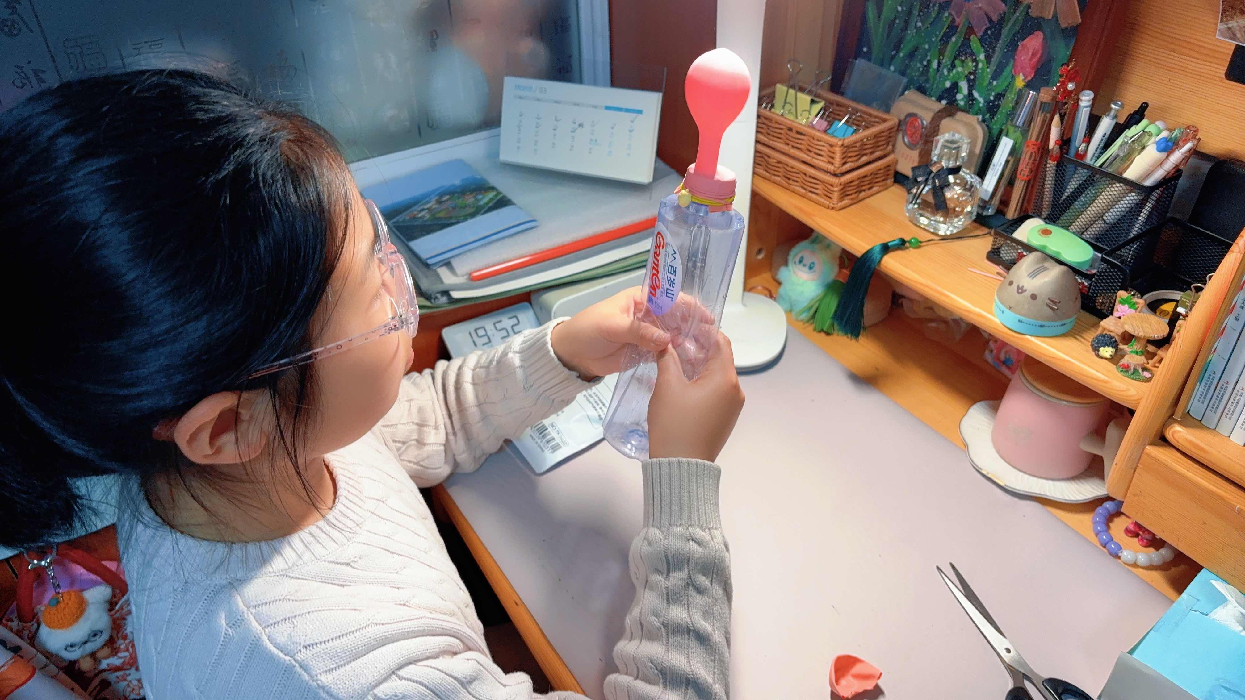 开发区第八小学分年级开展家庭科学小实验