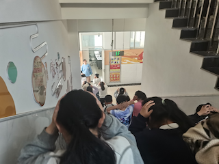 烟台大学附属小学石明校区举行防震演练