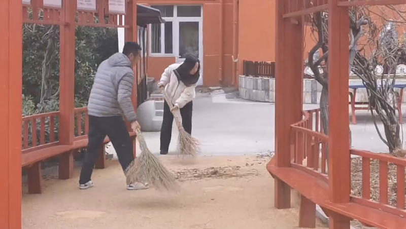 劳动扮靓校园 奇山小学奏响环境美化“进行曲”