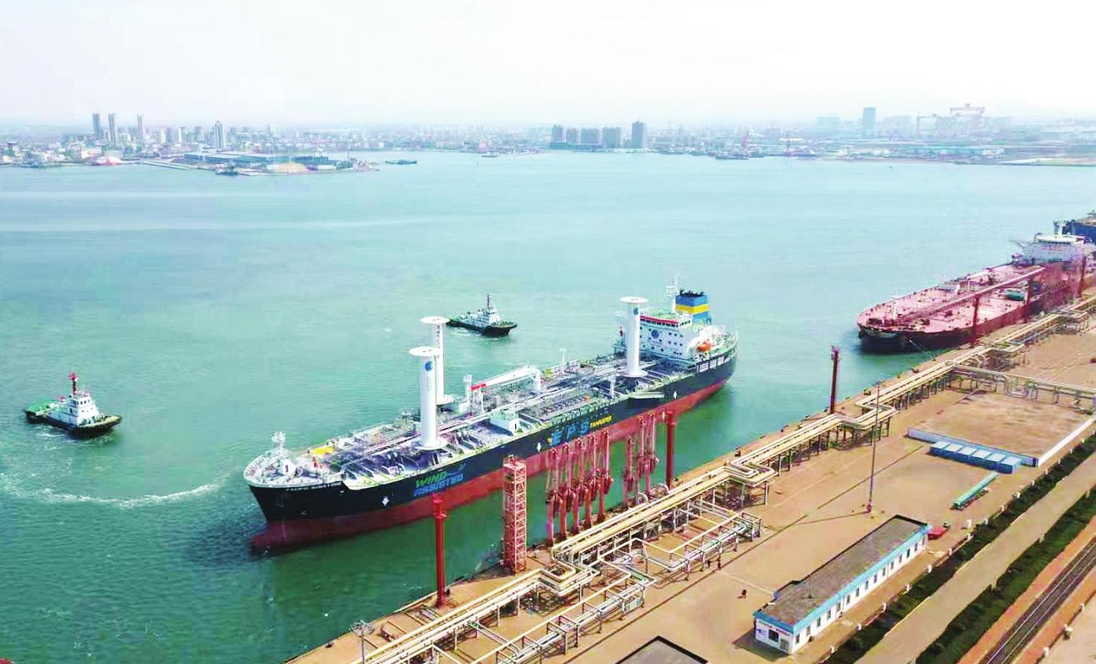 国产首艘风帆辅助5万吨II类化学品船 “太平洋日光石”轮龙口港首航