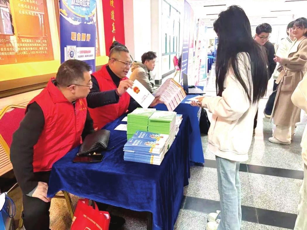 山东工会“十万优选岗位帮就业”进校园烟台专场招聘会举行