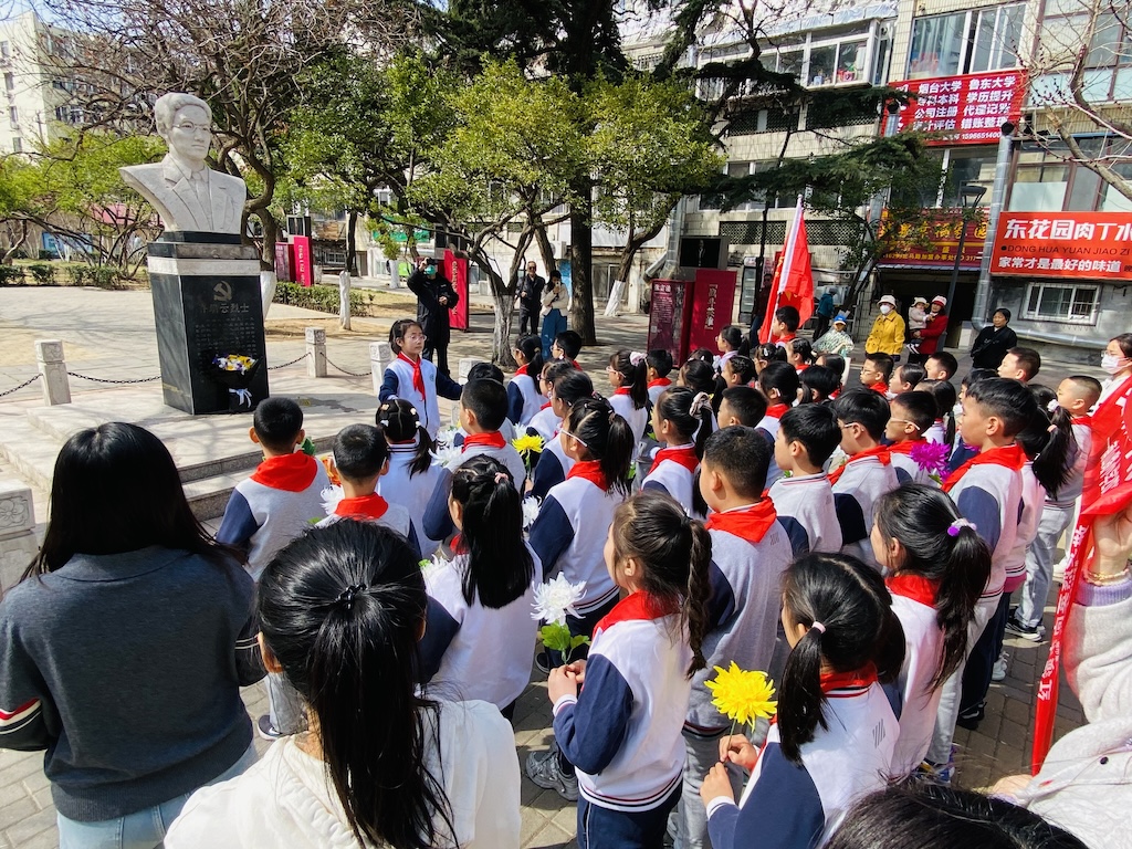 红领巾向英烈致敬 芝罘区南山路小学开展清明节主题实践活动