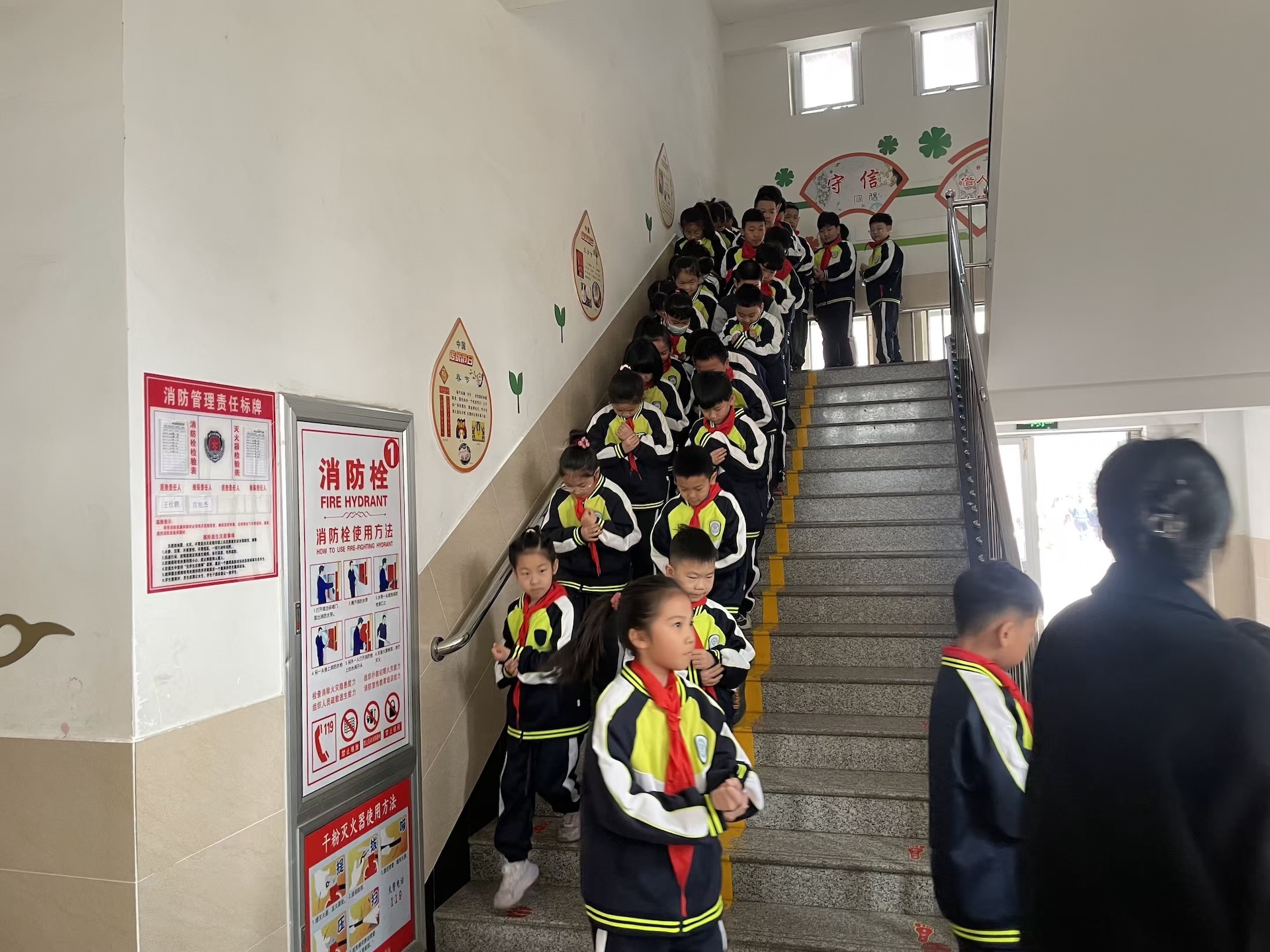 开发区第十小学开展防踩踏应急疏散演练