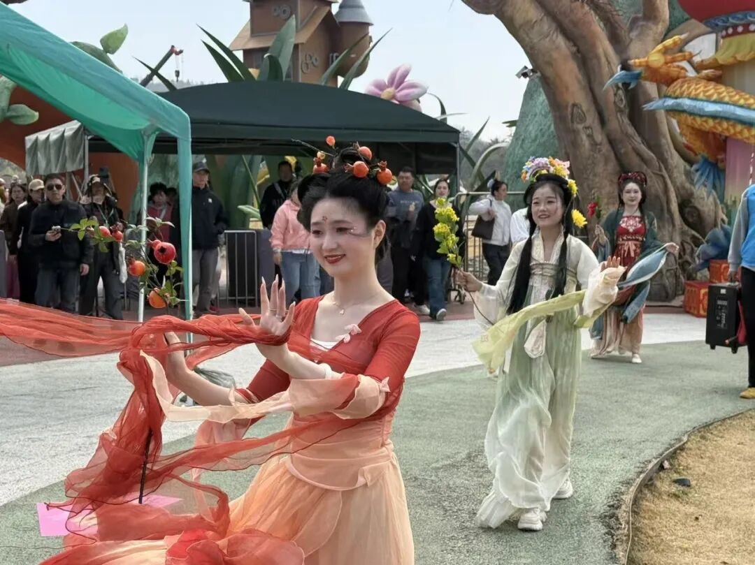 人山人海！烟台植物园风筝季启幕，市民扎堆“追风筝”