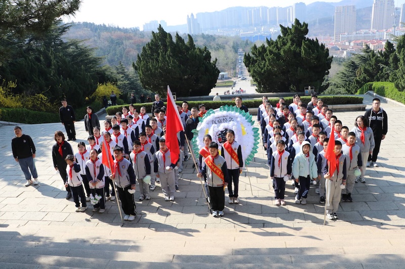 芝罘区新石路小学举行“红领巾向英雄致敬”主题活动