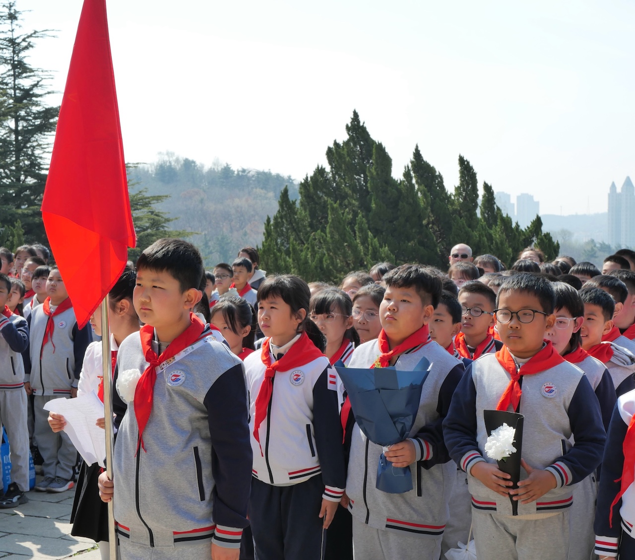 芝罘区万华小学开展“红领巾向英雄致敬”清明节主题活动