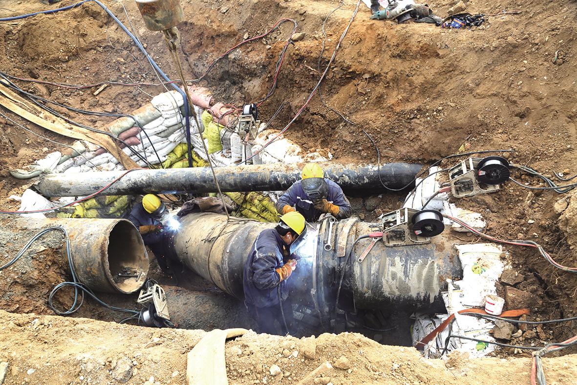 奋战8小时，供水主管道完成迁改