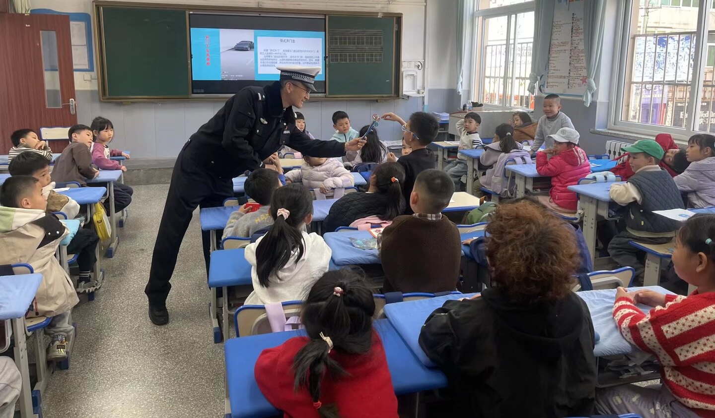 道恕街小学开展“交通安全伴我行”主题教育活动