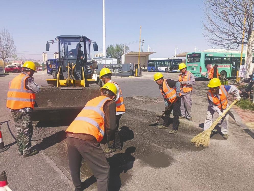 热沥青养护进行中 烟台10条道路焕新亮相
