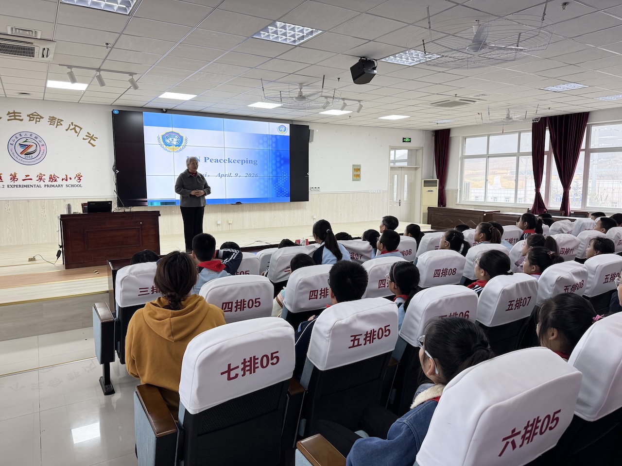 莱山区第二实验小学开展五老助成长红色宣讲进校园活动