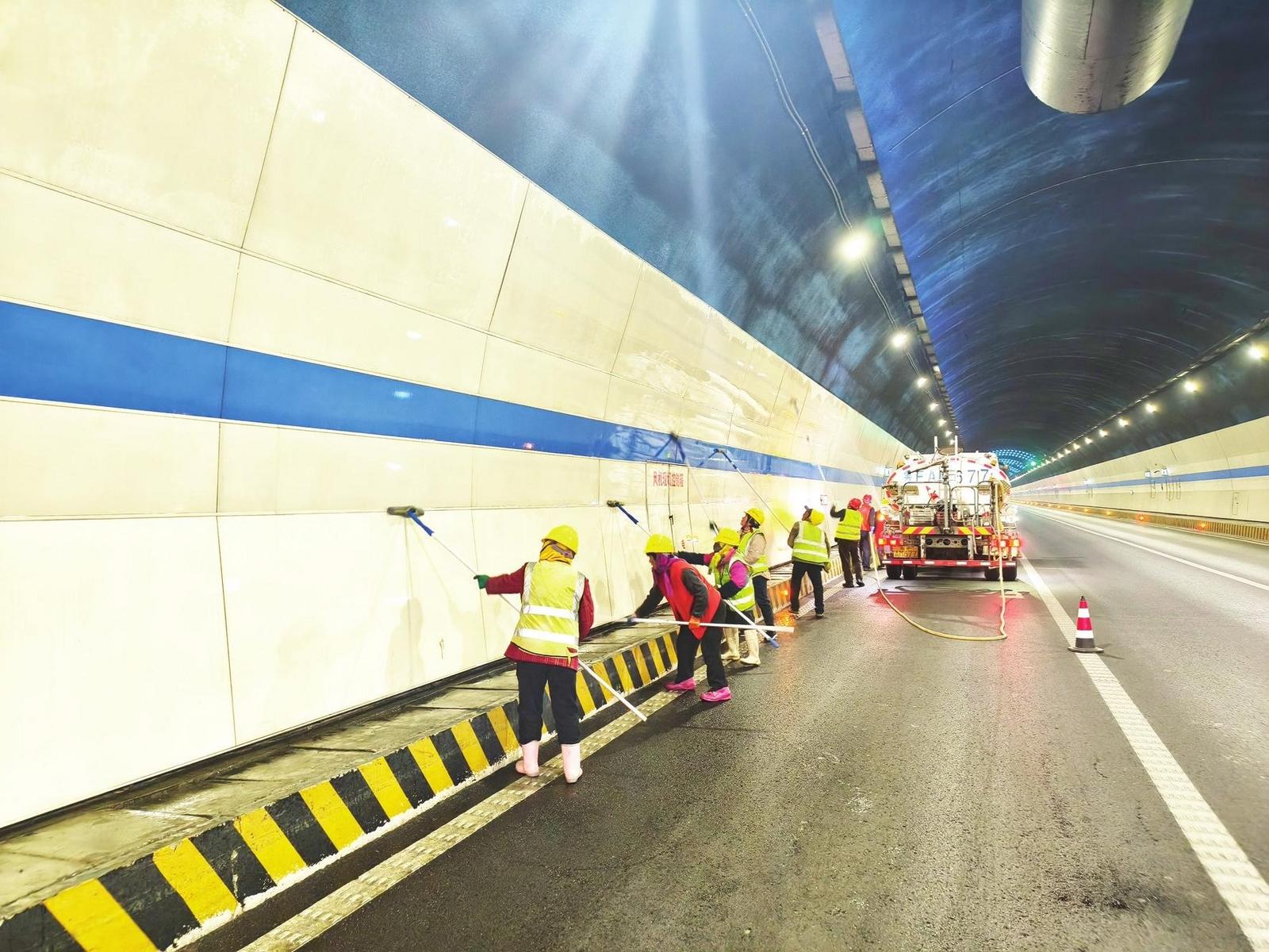 烟台市区15条隧道、6座天桥今春首轮清洗完成