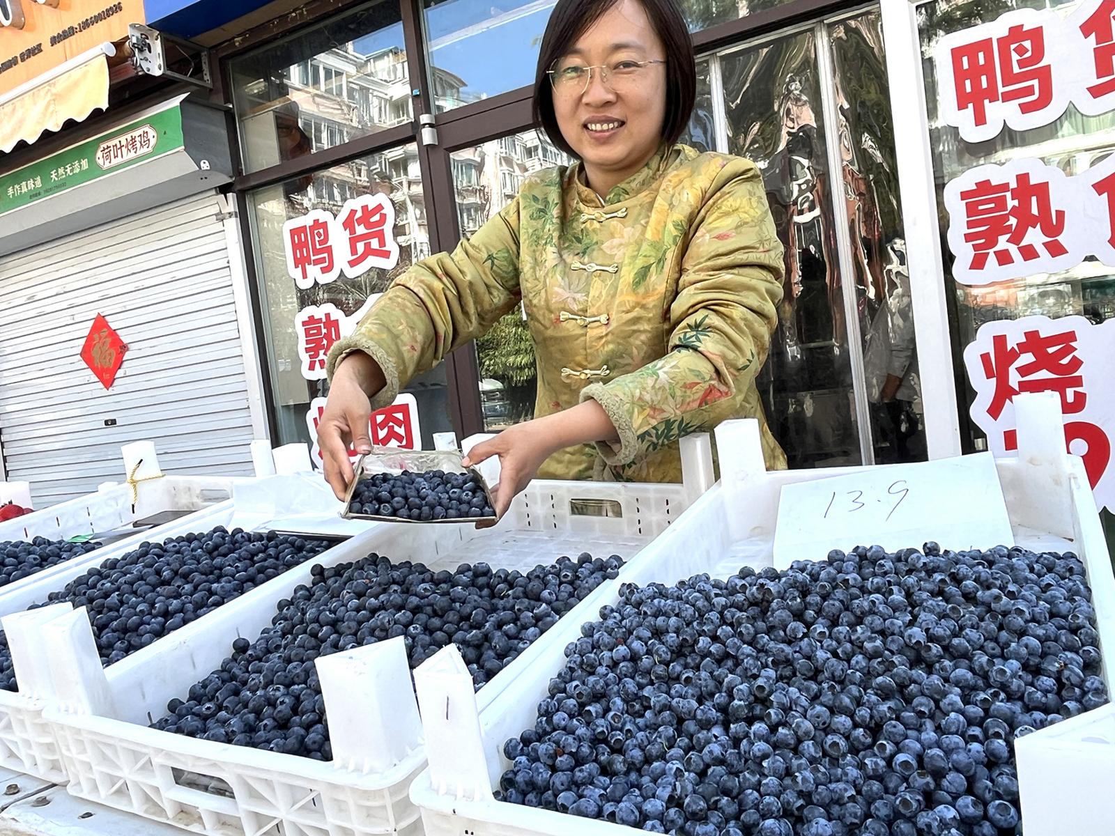 本地蓝莓大量上市价格下降