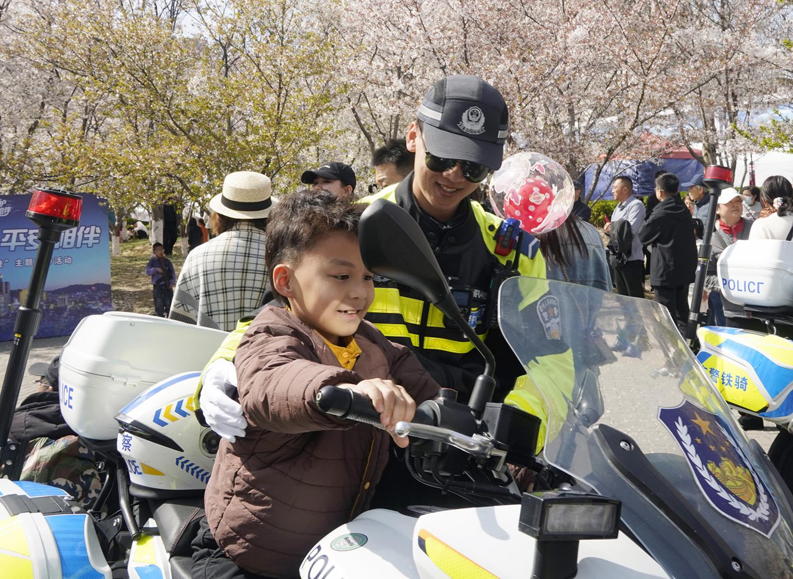 樱开港城 平安入心 烟台公安春日游园会创新警务宣传获点赞