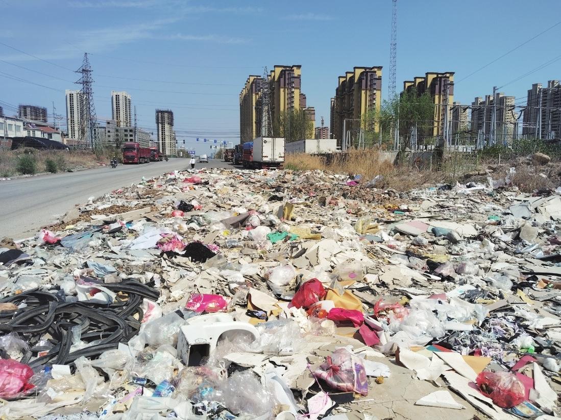 垃圾无人清理 居民不堪其扰 有关部门称已督促开发商尽快清理