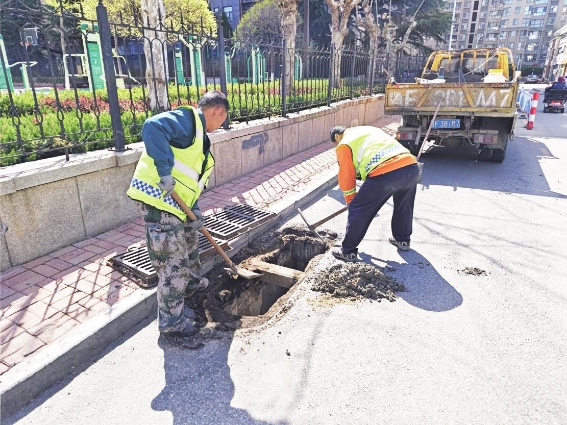 福山区环卫中心全力提升城市道路通行品质 春季养护正当时 精修细补保畅通
