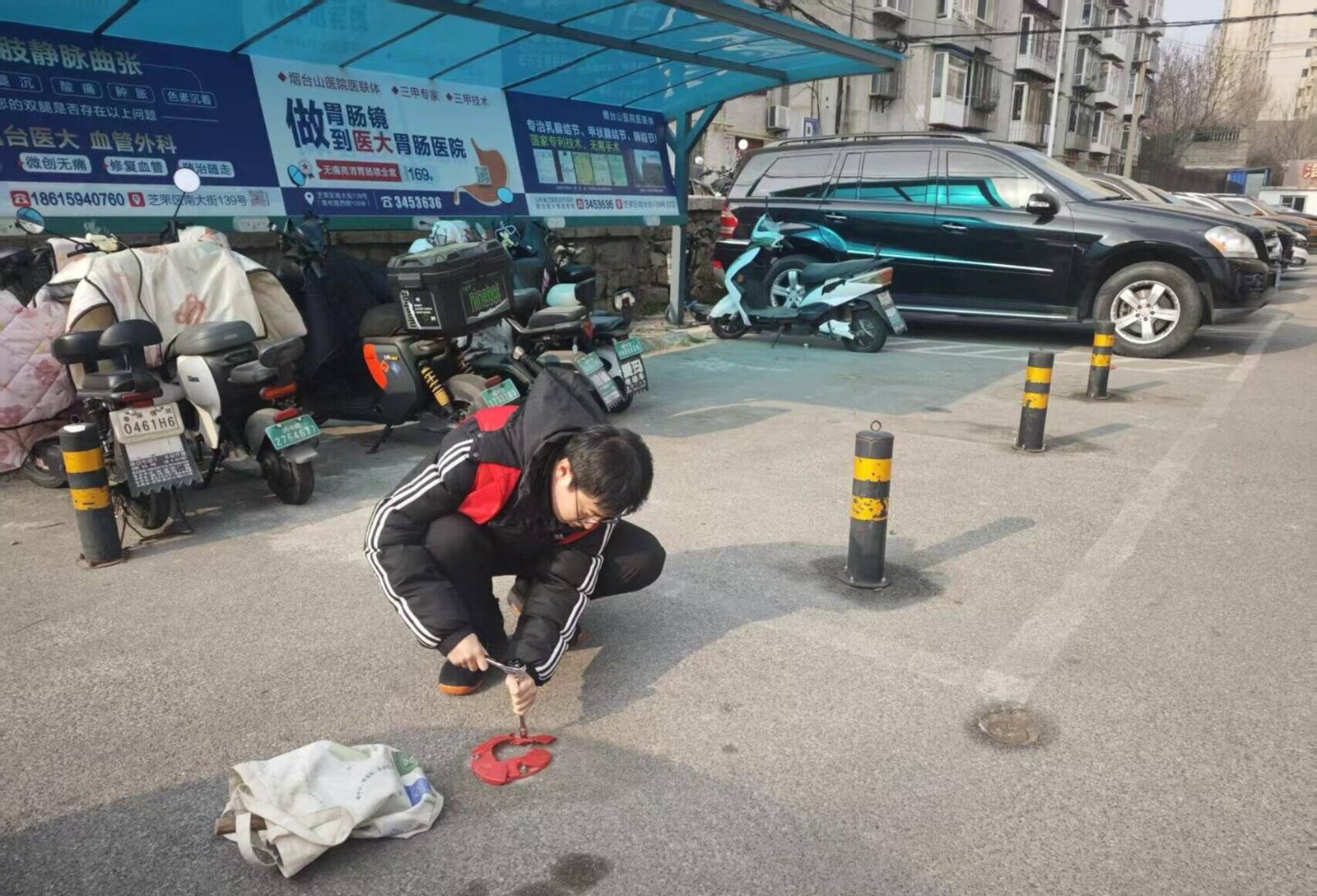芝罘区建设里社区清除地桩隐患