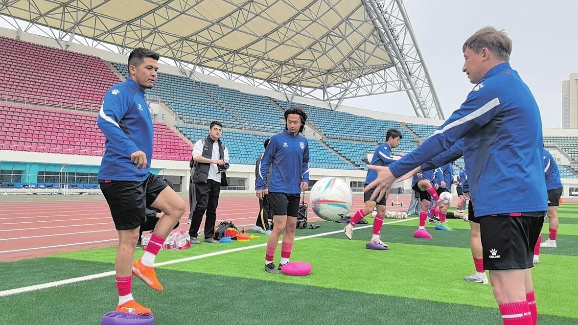 齐鲁超赛烟台队亮相 主教练黄宏毅坦言“回家般温暖”