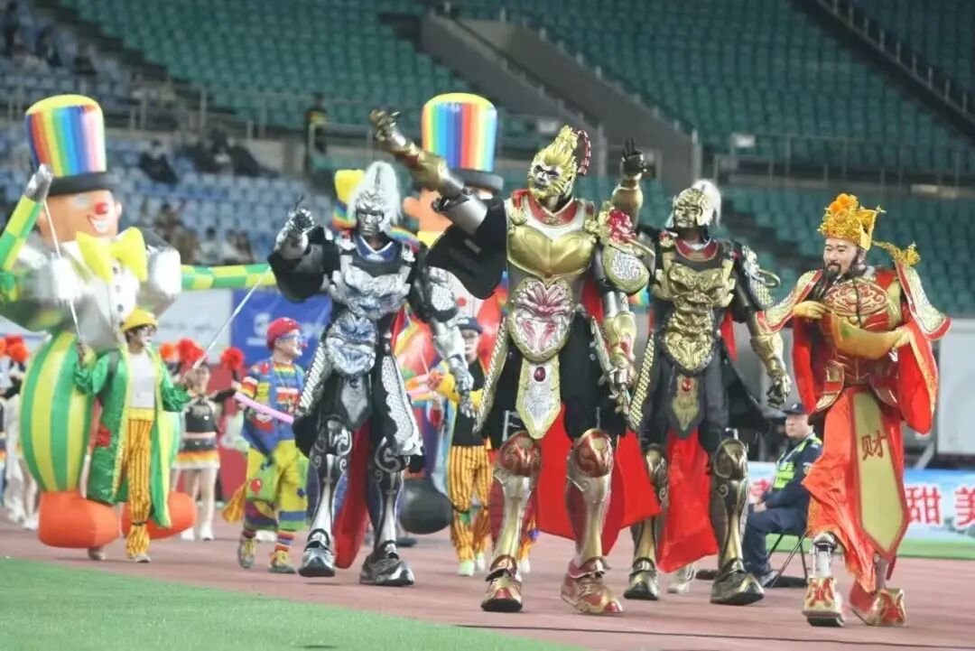 在绿茵场上，写下烟台！