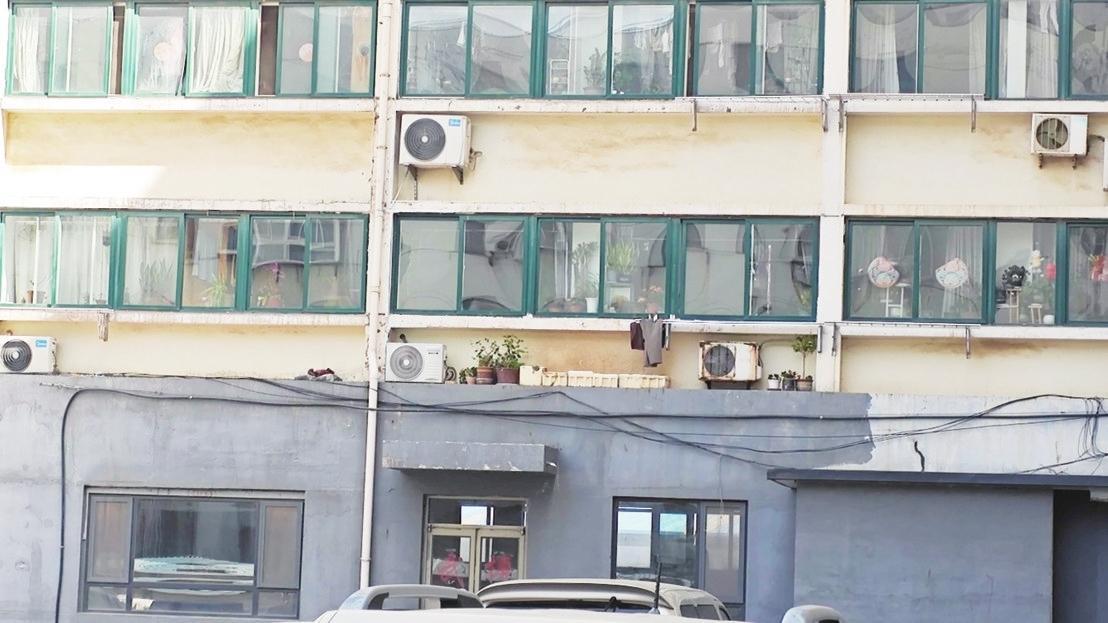 电缆裸露在外存在隐患 春天公寓居民希望有关部门能进行规范处理