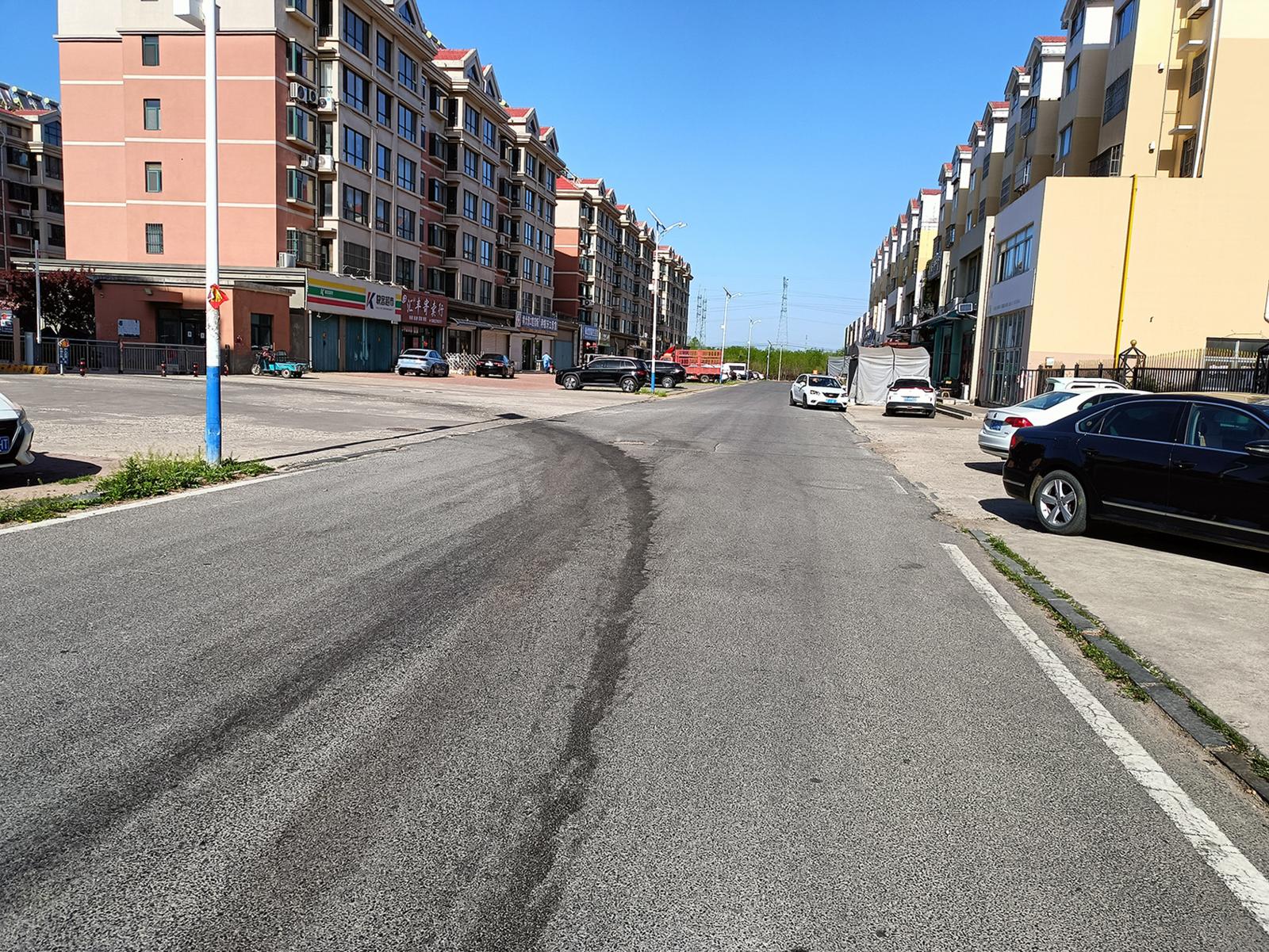 垃圾车每天早晨在小区门前洒漏污水 居民：从早臭到晚，造成二次污染