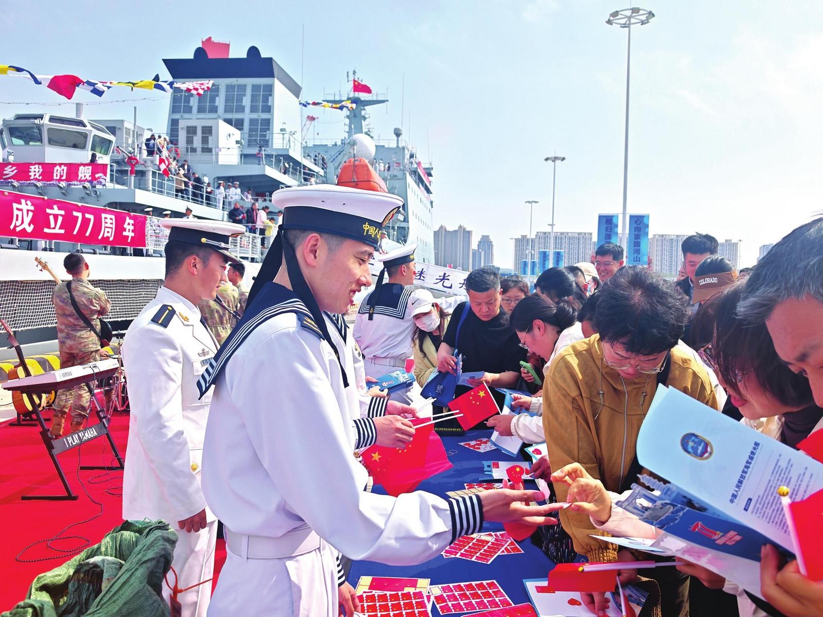 戚继光舰首次回到蓬莱，向市民开放