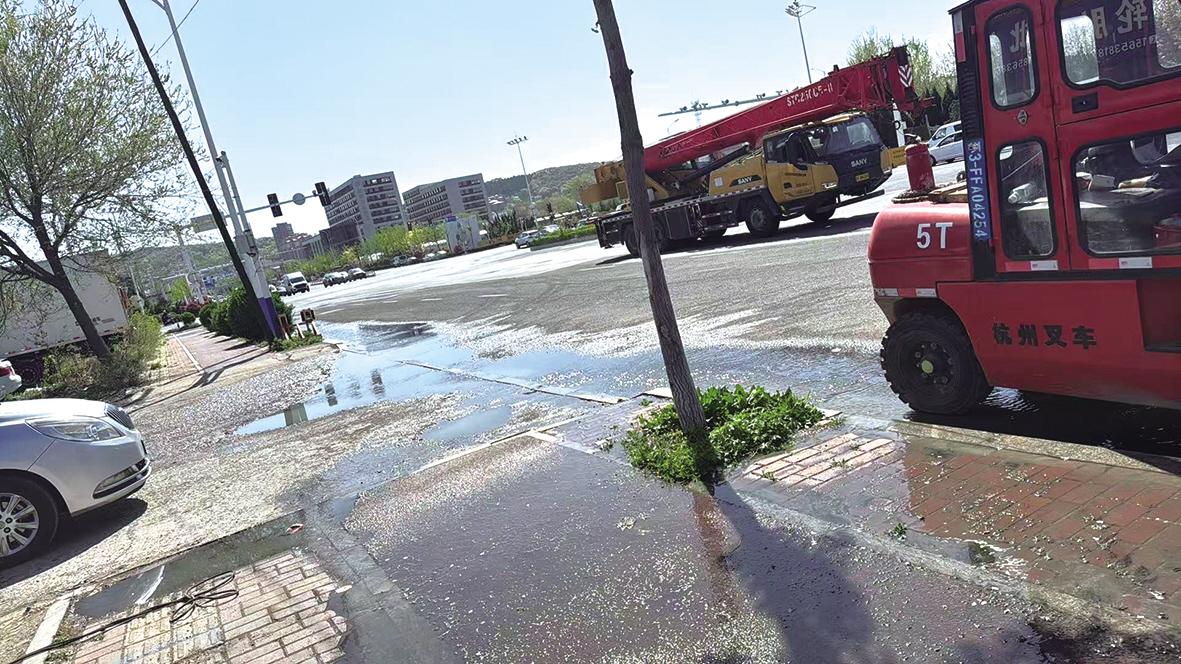 机场路与通林路交会处污水横流 黄务街道办事处安排专业人员疏通排污井