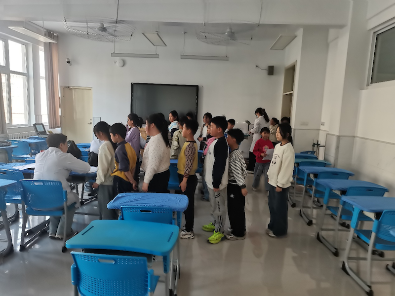 烟台大学附属小学石明校区开展视力普查活动