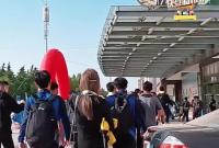 今晚7：30齐鲁超赛开战，东营队抵达烟台市招远体育场。