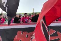 现场气氛嗨起来！齐鲁超赛烟台队“第十二人”开始热身。