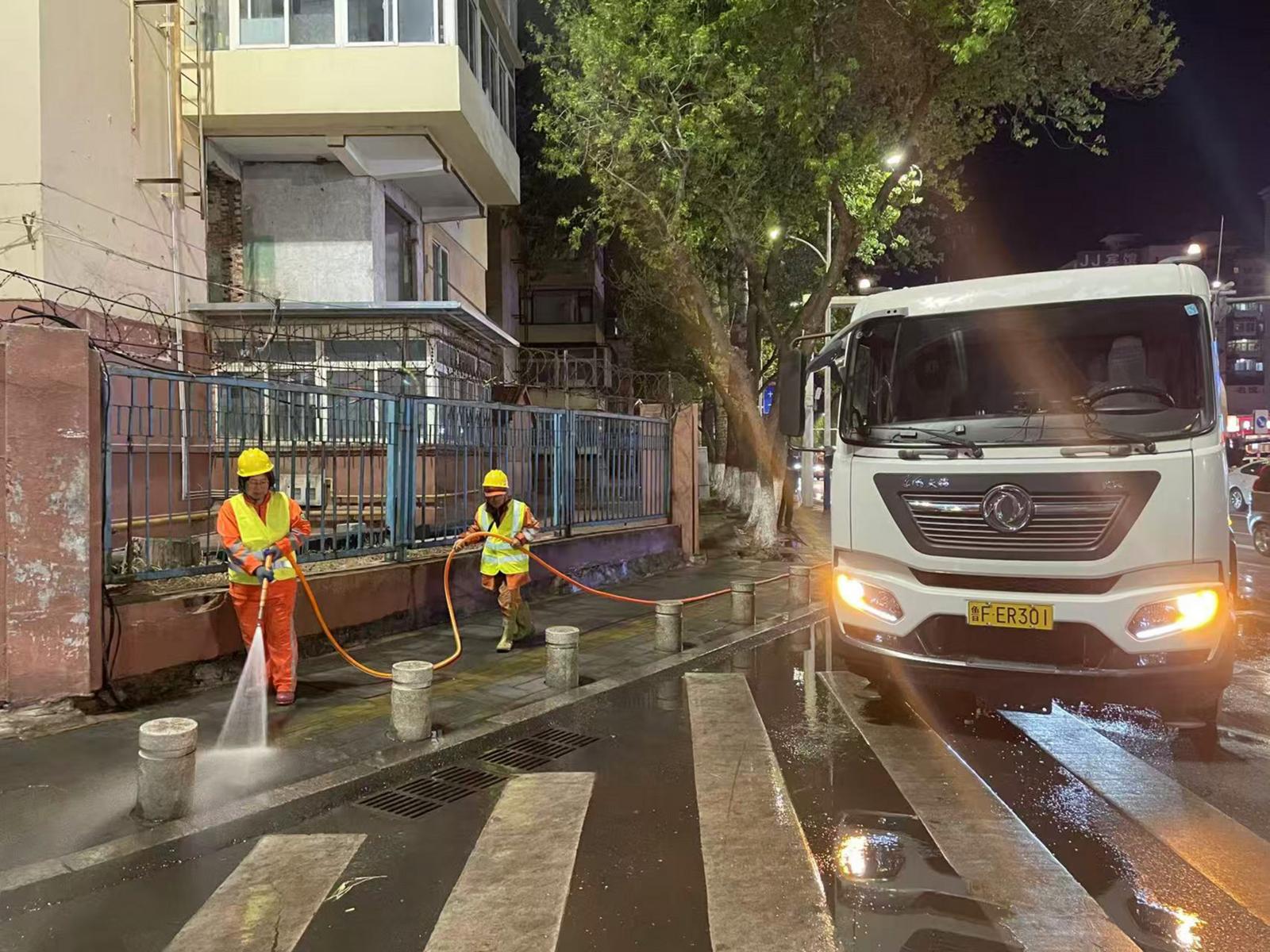 错峰作业提质效保洁员夜间清刷主次干道人行道板