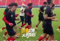 今日下午，烟台队抵达山东省体育中心体育场进行踩场训练。明日15时30分，烟台队将在山东省体育中心体育场客场迎战济南队，开启本赛季球队首个客场征程，直面联赛开赛以来首个强劲对手。