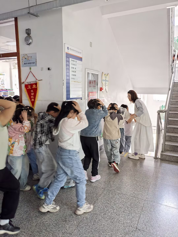 开发区金东小学举行地震应急疏散演练