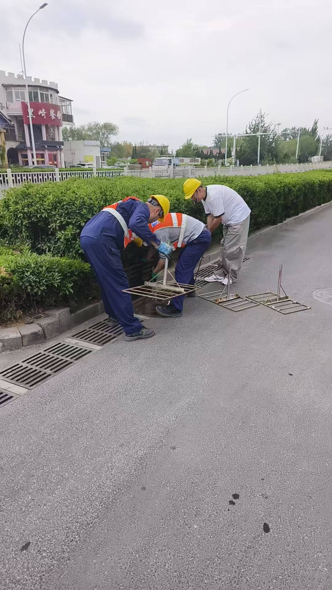 烟台市区800余座雨水箅子打开迎降雨
