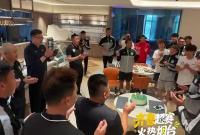 “烟台队必胜！”明日下午，齐鲁超赛烟台队将客场对阵聊城队。今天是烟台队员梁东义的生日，他许下“烟台队必胜”的生日愿望。