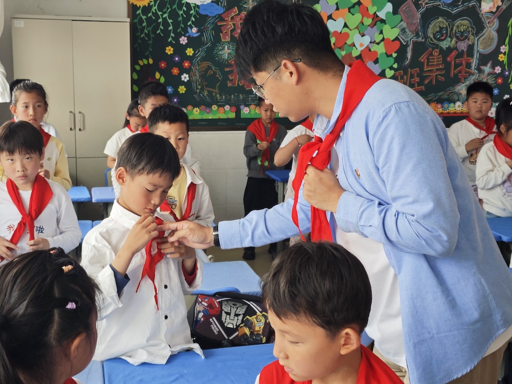 童心向党 筑梦启航——奇山小学开展一年级队前教育活动