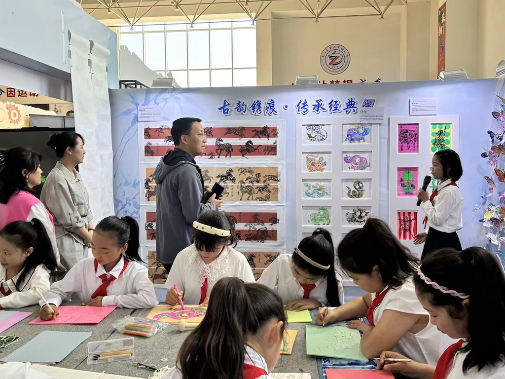 莱山区第二实验小学“妙趣印痕”版画工作坊成果展示活动
