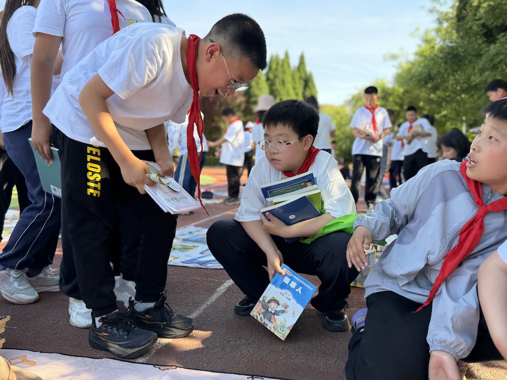 芝罘区奇山小学开展六一主题跳蚤书市活动