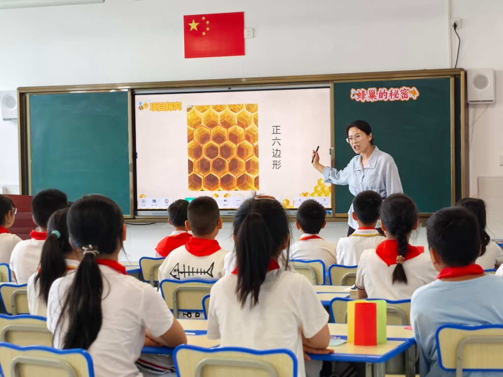 芝罘区新石路小学举办治校理念展评活动